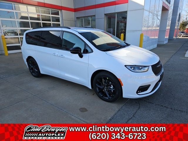 2026 Chrysler Pacifica Select in Bright White Clear-Coat Exterior Paint — front three-quarter view