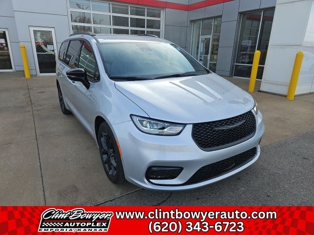 2026 Chrysler Pacifica Select in Silver Mist Clear-Coat Exterior Paint — front three-quarter view